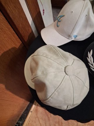 3.  GORRAS Blaca negra y gris