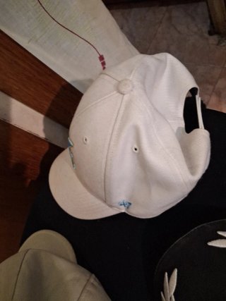 3.  GORRAS Blaca negra y gris