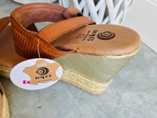 Sandalias de piel camel con cuña dorada T37