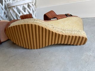Sandalias de piel camel con cuña dorada T37