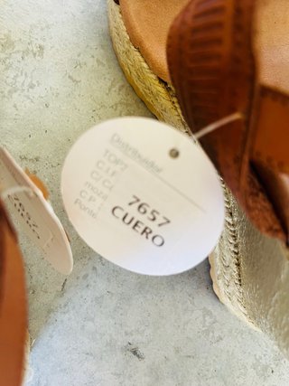 Sandalias de piel camel con cuña dorada T37