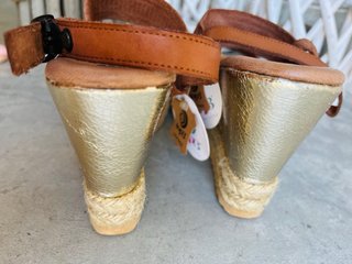 Sandalias de piel camel con cuña dorada T37