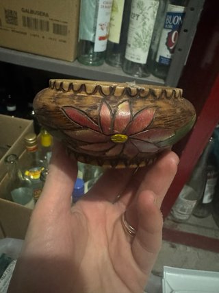 Scatola portagioie in legno intagliato decorata.