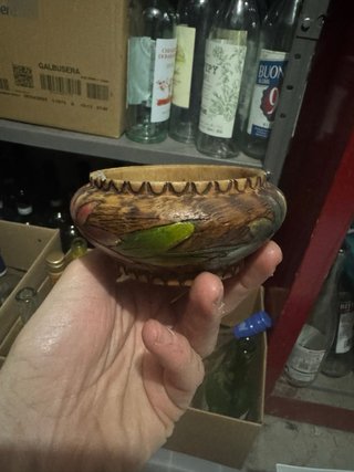Scatola portagioie in legno intagliato decorata.