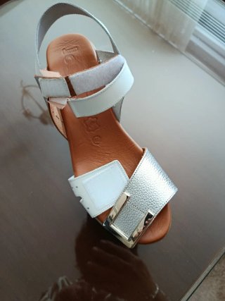 Sandalias de cuña mujer plateadas y hebilla dorada
