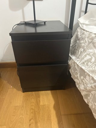 Cama de forja negra y  mesitas de noche a juego