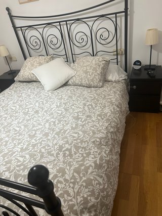 Cama de forja negra y  mesitas de noche a juego