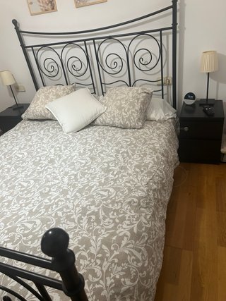 Cama de forja negra y  mesitas de noche a juego