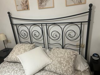 Cama de forja negra y  mesitas de noche a juego
