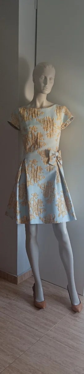 Vestido azul y dorado con estampado floral
