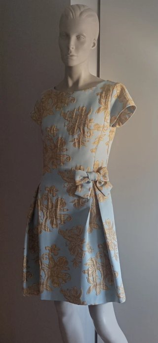 Vestido azul y dorado con estampado floral