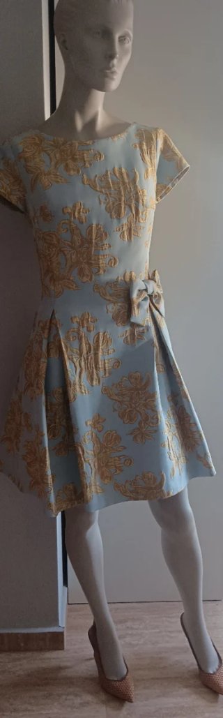 Vestido azul y dorado con estampado floral