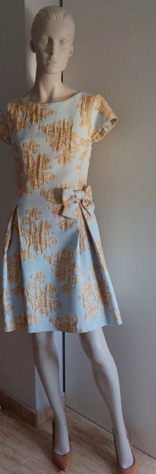 Vestido azul y dorado con estampado floral