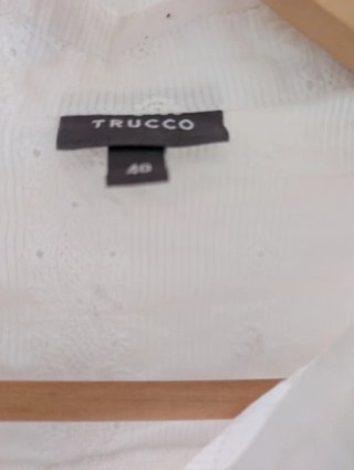 Camisa blanca bordada Trucco con manga voluminosa