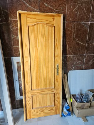 Puertas de pino macizo con cercos y herrajes