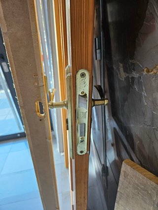Puertas de pino macizo con cercos y herrajes