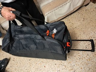 Bolsa de viaje negra y naranja