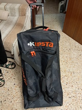 Bolsa de viaje negra y naranja