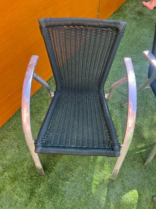 Sillas de terraza verdes 4redondeadas y 4cuadras