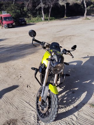 Moto Zontes Naked Negra y Amarilla 125
