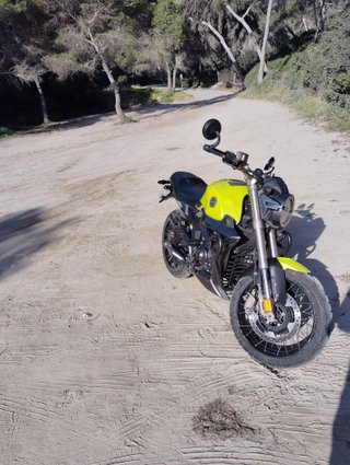 Moto Zontes Naked Negra y Amarilla 125