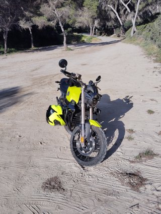 Moto Zontes Naked Negra y Amarilla 125