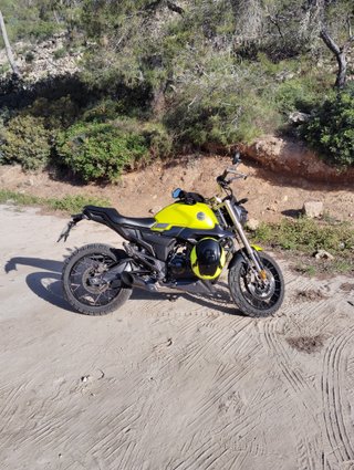 Moto Zontes Naked Negra y Amarilla 125
