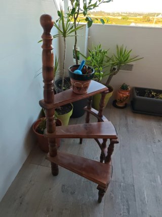 Escalera de madera para jardín