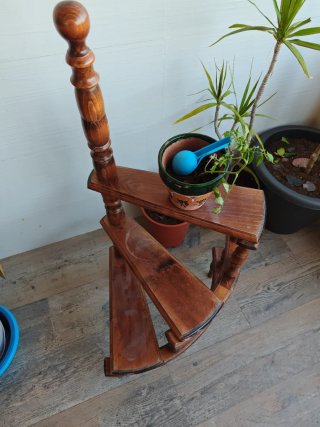 Escalera de madera para jardín