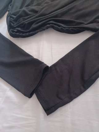 Top corto nero drappeggiato