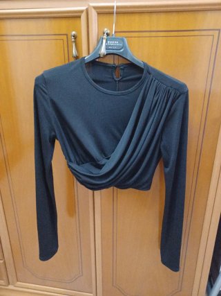 Top corto nero drappeggiato