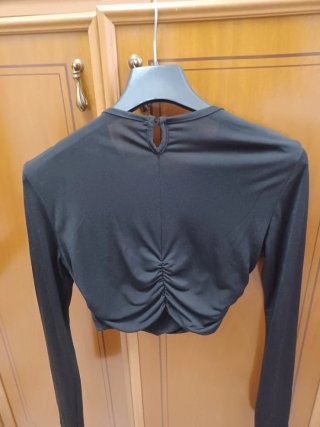 Top corto nero drappeggiato