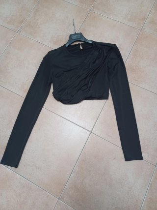 Top corto nero drappeggiato