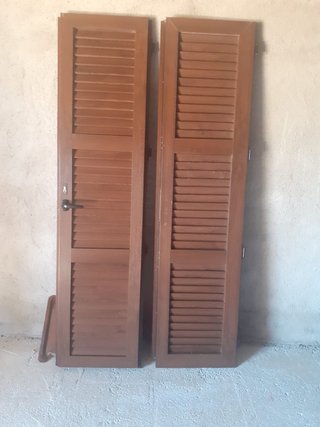 Persianas de aluminio marrones imitación madera