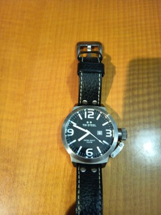 Reloj pulsera caballero TW STEEL. Correa en cuero.