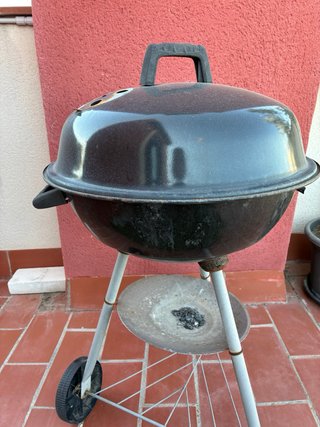 Barbacoa negra con ruedas.