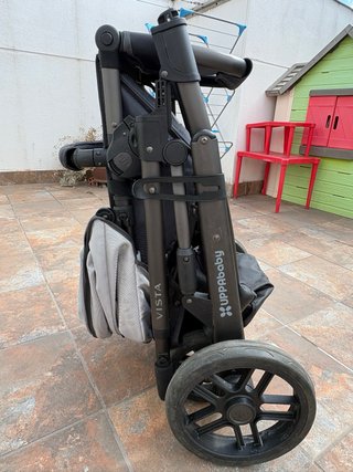 Cochecito Uppababy Vista V1 color negro y gris.