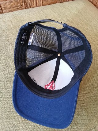 Gorra Volcom Azul con Logo Rojo