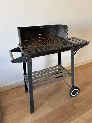 Barbacoa metálica con ruedas.