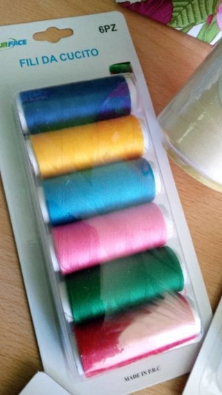 Set articoli per cucito: fili, cerniera, velcro