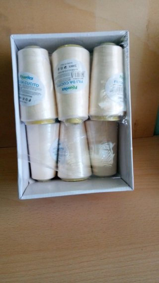 Set articoli per cucito: fili, cerniera, velcro