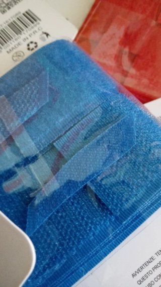 Set articoli per cucito: fili, cerniera, velcro