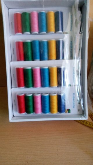 Set articoli per cucito: fili, cerniera, velcro
