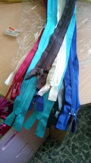 Set articoli per cucito: fili, cerniera, velcro