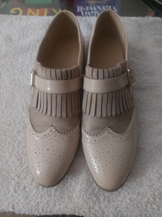 Zapatos Beige con Flecos y Hebilla