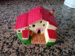 Hucha El Caserío casa roja