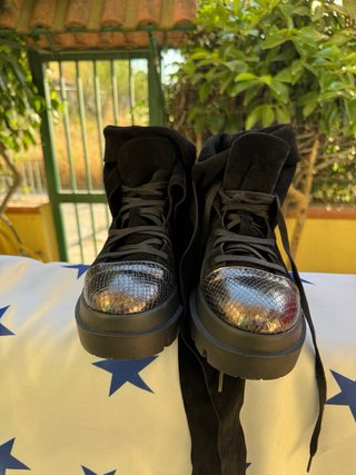 Stivaletti neri con inserti argento