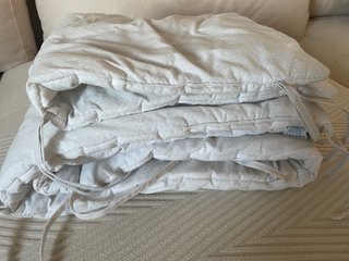 Protector de cuna con estampado de puntos
