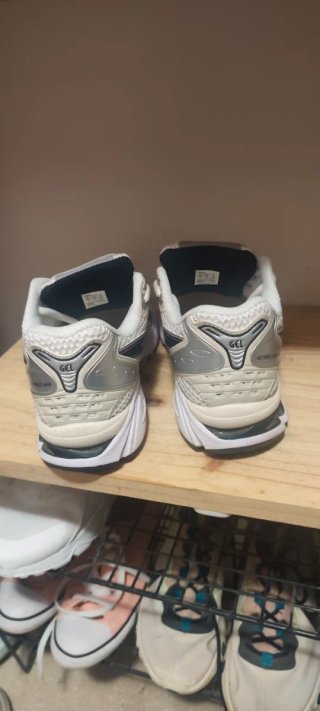 Zapatillas Asics plateadas y blancas