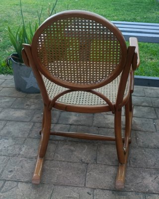 Mecedora Infantil estilo Thonet madera y rejilla